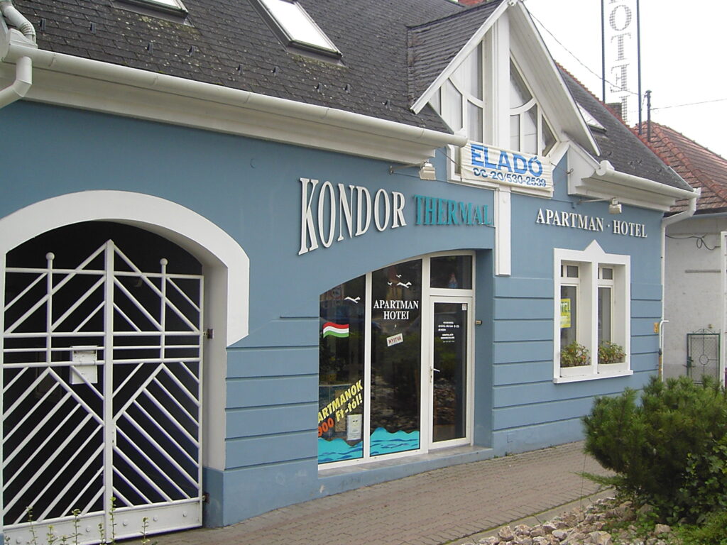 Kondor Thermal Apartman Hotel utcafrontja Tamásiban